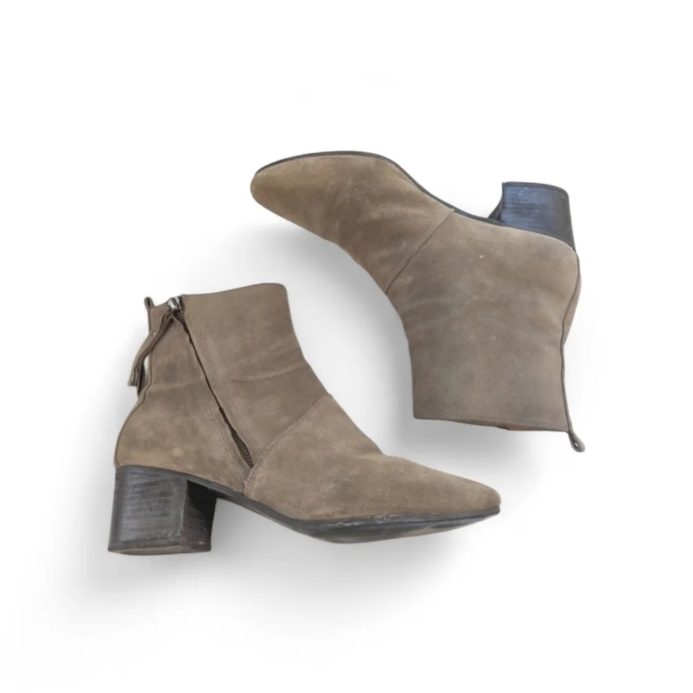 Banana Republic Stacked Heel Suede Boots with Side Zipper in Taupe Size 9.5